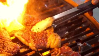 Barbekü sığır eti biftek gaz Barbekü Izgara ızgara. Şef bir barbekü ızgara Asya tarzı ızgara sığır eti yemek. 