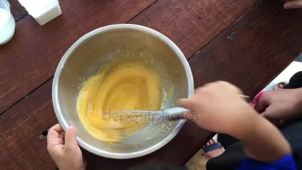 Kinder backen selbst gemachtes Eis und Backwaren. — Stockvideo