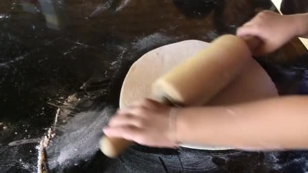 Chico manos está utilizando panadería rollo para hacer el pan plano para pizza . — Vídeo de stock