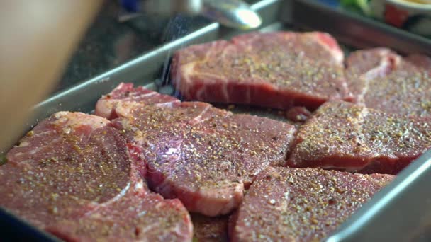 Voorbereiding van de biefstuk met kruiden en sauzen. — Stockvideo