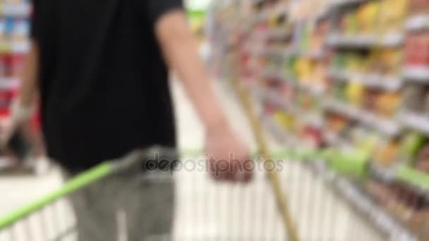 La esposa de la casa está tirando del carrito de compras súper rápido en el supermercado acelerando el avance rápido — Vídeo de stock