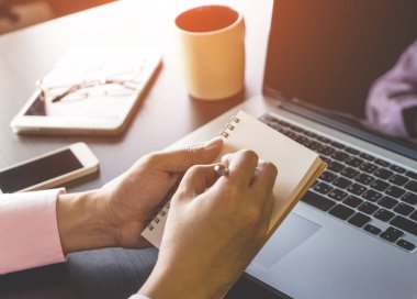 İş adamı ofis masaları kahve ve dizüstü bilgisayar ile bir dizüstü üzerinde yazma