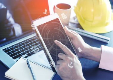 Hitech mühendis yenilik tablet ile çalışma