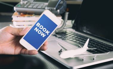 Şimdi smartphone ekranında seyahat acentası uygulaması için kitap