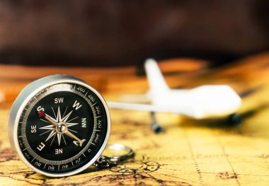 Vintage pusula yönü uçakta antika harita keşif kavramı ile