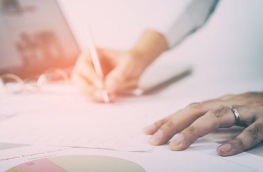 İş adamı'vintage sesi tabloda office belge imzalama