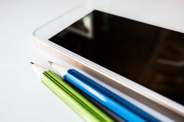 Beyaz masa üzerinde keskin kalem ile akıllı telefon