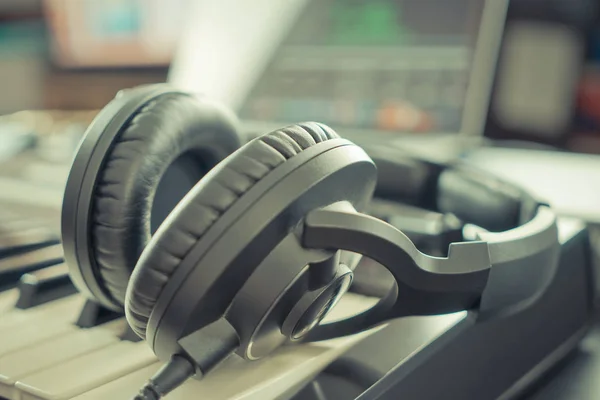 Studio Auriculares de música en el teclado de música en un estudio de música en casa DAW de escritorio —  Fotos de Stock