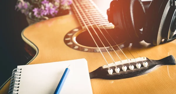 Auriculares de estudio negros en la guitarra para grabación de estudio —  Fotos de Stock