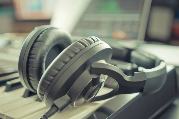 Studio muziek hoofdtelefoon op muziek in een huis muziek studio Daw desktop toetsenbord — Stockfoto