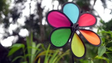 Oyuncak türbin doğada güçlü fırtına Rüzgar dönüyor