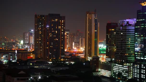 Tráfico nocturno de espacio urbano en la carretera de un edificio de oficinas comerciales en lapso de tiempo . — Vídeos de Stock