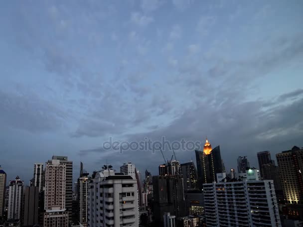 Stadsgezicht wolkenkrabbers time-lapse dag naar nacht van Bangkok stad — Stockvideo
