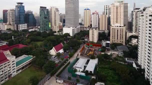 Bangkok commerciële industrie stadsgezicht time-lapse pannen omhoog — Stockvideo