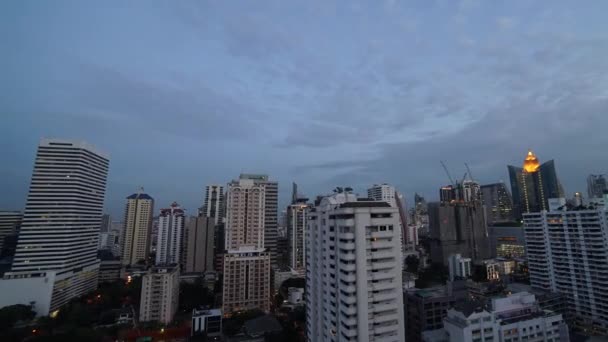 Zeitraffer Bangkok Himmel Tag-Nacht-Schwenken. — Stockvideo