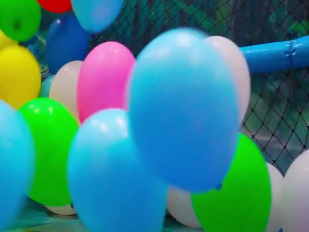 Balão colorido soprando ao redor da casa de jogos — Vídeo de Stock