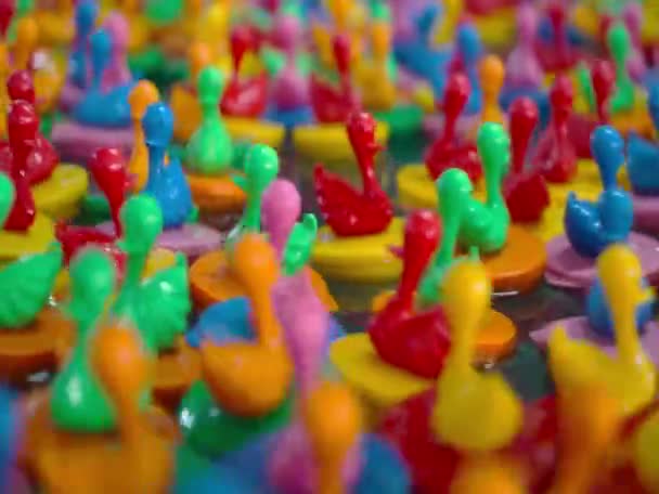 Juguete flotante colorido de los patos de goma que fluye en agua , — Vídeos de Stock