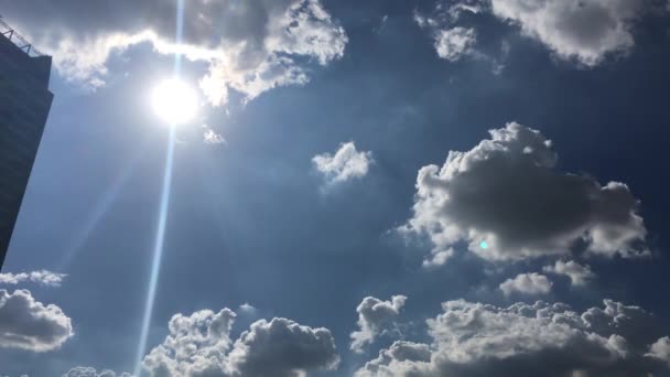 Desde el sol Panorámica de abajo a Bangkok Sukhumvit Rascacielos de Negocios . — Vídeos de Stock