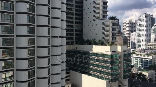 Pannen op Bangkok Sukhumvit Business wolkenkrabbers. — Stockvideo