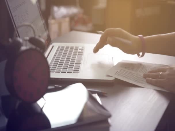 Trabajador independiente, estudiante está molesto porque no puede terminar el trabajo a tiempo . — Vídeos de Stock