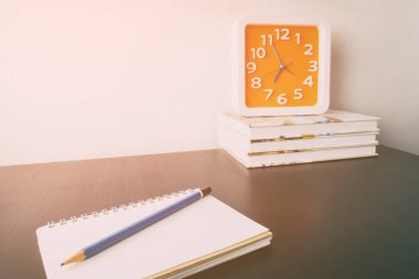 Defter ve kalem ile çalar saat tablo okuma