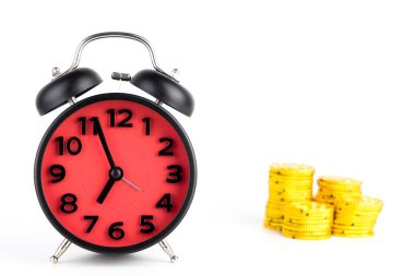 Altın çalar saat kavramı üzerinde beyaz izole Zamanı