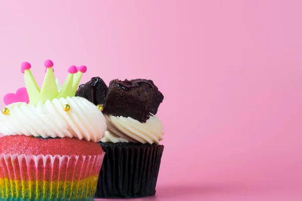 Pastel de chocolate y arcoíris sobre fondo rosa — Foto de Stock