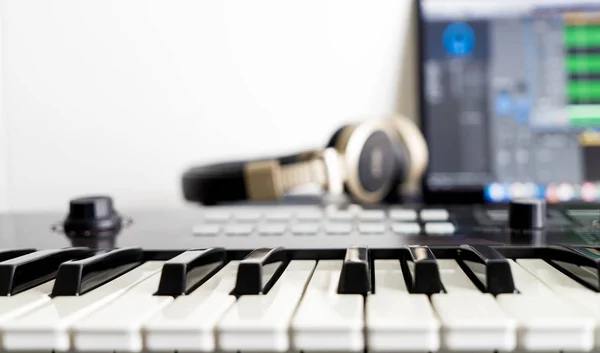 Musik-Tastatur in der Morgendämmerung Home Studio Musikstation — Stockfoto