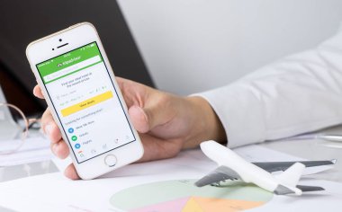 İş adamı Uber uygulama onun iphone kullanıyor.