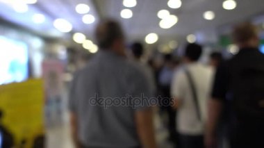 Yavaş yavaş yürüyüşe istasyonu kapısında meşgul commuters bulanıklık