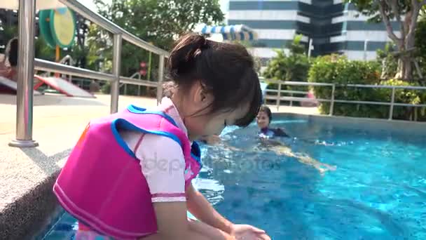 아시아 어머니 수영 그녀의 아이 들을 가르치고 있다 — 비디오