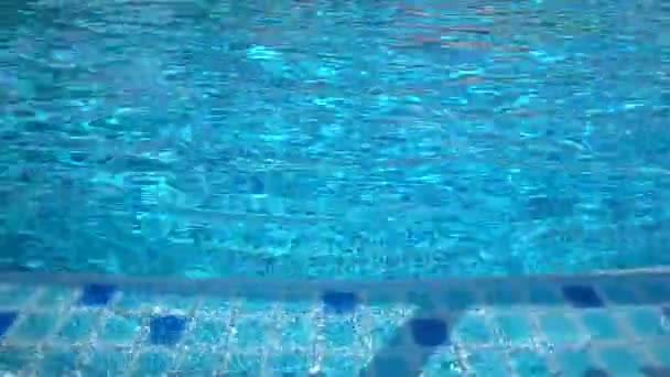 Vervagen van abstracte video van een Swiming pool side met Golf — Stockvideo