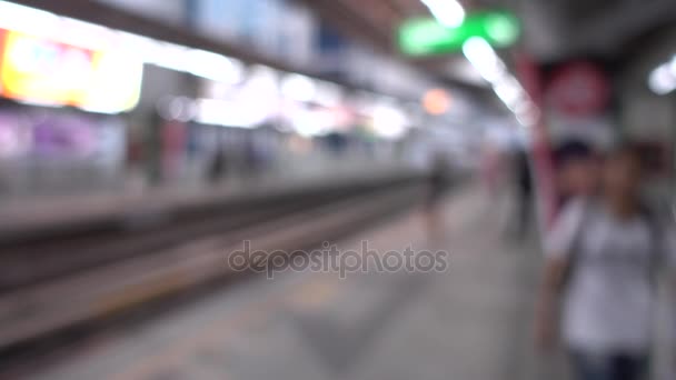 Occupato Stazione ferroviaria moderna astratto blu con treno in movimento in — Video Stock