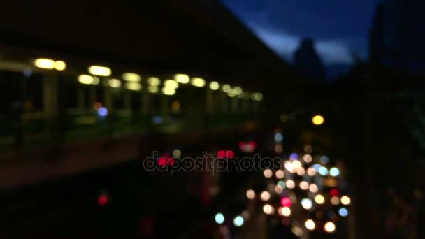 Bangkok tráfico con la vía del tren del cielo y el tráfico por carretera Mermelada desdibujado slow motion en la noche — Vídeo de stock