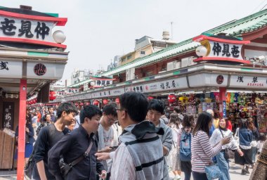 Nakamise Dori steert Asakusa Tokyo alışveriş.