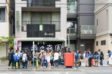 İnsanlar sıra Asakusa Tokyo Suzukien restoranda doldu.