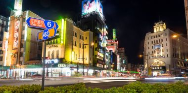  Gece hayatı Edo Dori Asakusa, Tokyo alışveriş üzerinde.