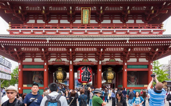 Turisti e locali stanno visitando il Santuario Sensoji a Tokyo . — Foto Stock