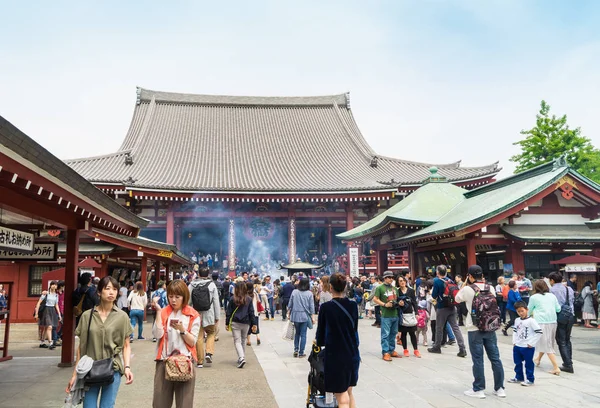 Turistas y locales visitan el Santuario Sensoji en Asakusa, Tokio . — Foto de Stock