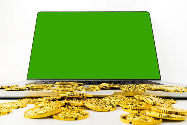 Leeg scherm met Gold coin voor Online financiële concept — Stockfoto