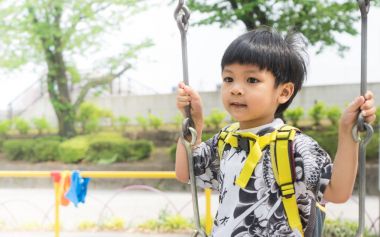 Asyalı çocuk oyun alanı hızıyla oynamaya