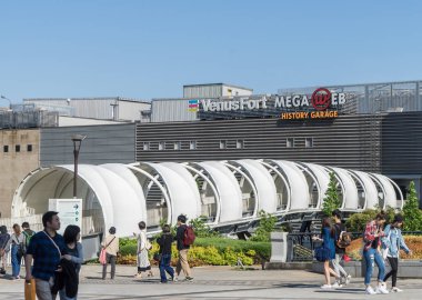  Turistler Mega Web araba Müzesi Odaiba içinde giriyoruz.