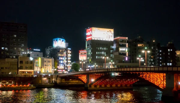 The red bridge across Sumida river to Asakusa area. — Stock Photo, Image