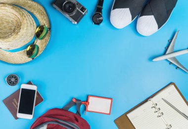 Moda ve Aksesuar mavi arka plan üzerinde seyahat