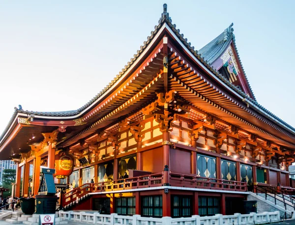 İnsanlar Sensoji tapınak ana binaya girerken. — Stok fotoğraf