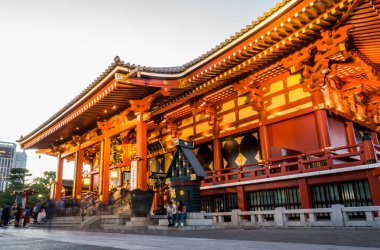 İnsanlar Asakusa ana bina giriyoruz.