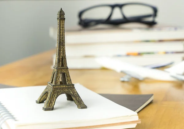 Parijs reizen blogger Bureau concept op Bureau — Stockfoto
