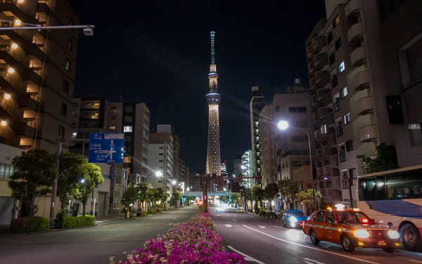 Strada nel quartiere di Sumida che porta a Tokyo Skytree — Foto Stock