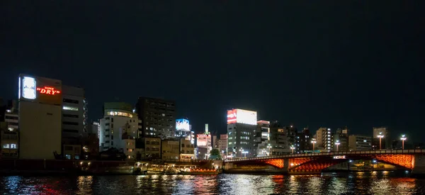 A ponte vermelha do outro lado do rio Sumida na área de Asakusa . — Fotografia de Stock