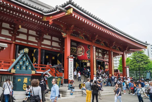 La gente sta entrando nel Santuario Sensoji Edificio principale . — Foto Stock